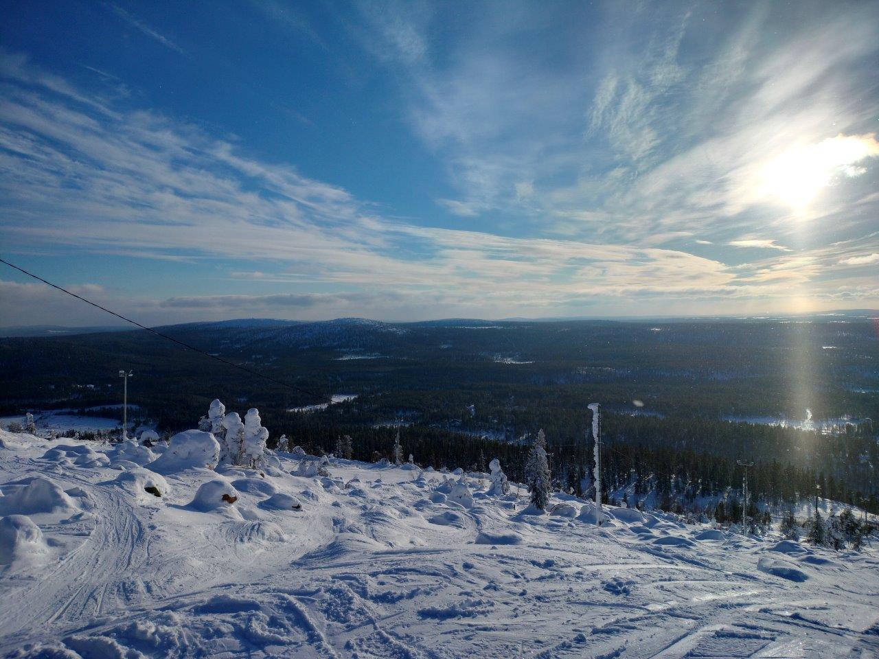 Salla Sallatunturi talvinen tunturimaisema, aurinko paistaa