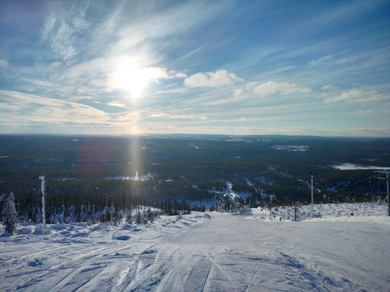 Salla Sallatunturi talvinen tunturimaisema, aurinko paistaa